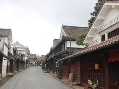 高梁駅から約１時間で、バスは吹屋の郷土館の前に到着。
ベンガラを使った「赤い街並み」です。
天気が良ければもっと鮮やかな赤だっただろうに。