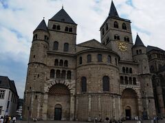 トリーアはルクセンブルグとの国境にあり、ローマ時代から続く古都である。

大聖堂は初期ロマネスク様式だ。