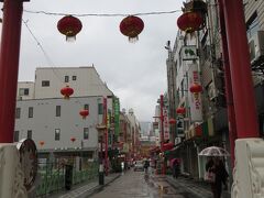 【南京南路】

ホテルの横の南側の道が　南京町の南京南路　

あれっ　朝早すぎるのか　
何だか静か