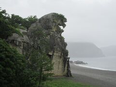 鬼ヶ城からさらに南下。国道沿いに獅子岩が見えてきます。