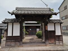 本陣跡にある古い門。なんと江戸時代のものらしい。