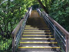 御田八幡神社を出ると、亀塚公園に続く階段があります。