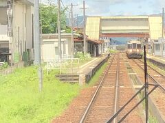 飛騨国府駅で列車行き違い。正面から見られるのがいいね。