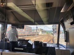 高山駅から乗車した富山駅行きのワイドビューひだ。座席を列車の前か後ろを指定したら、グリーン席しかも最前列で運転手側ではない。完全パノラマビューだ。