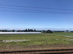 越中中村駅付近。あいの風とやま鉄道との並走区間。遠く日本海が見える。