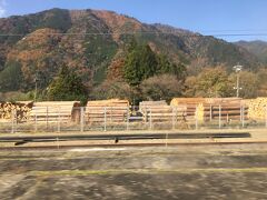 昔と変わらない
材木が積れている上松駅です。