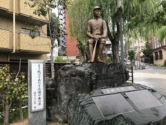 「正岡子規の像」

病気のために松山に帰郷した正岡子規は、親友の夏目漱石の下宿先で静養しました。