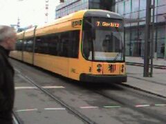 駅前には路面電車が通っており、最新鋭の黄色い超低床電車がやって来ました。