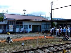 そして およそ20分ほどで、終点の岳南江尾駅に到着。駅構内には何やら、人だかりが出来ていますよ。。