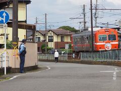 ひと駅歩いた神谷駅の周辺は、何やら物々しい雰囲気。駅前の区画には 黄色い｢立入禁止テープ｣が張り巡らされ、随所に警官が立っています。あとで調べたら、前夜に発生した殺人事件の現場が、この付近だった模様。。