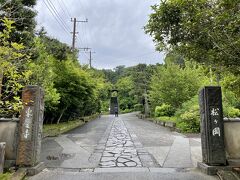 鎌倉市北鎌倉『東慶寺』の写真。

開山　覚山志道尼（北条時宗公夫人）
開基　北条貞時

東慶寺は鎌倉時代の弘安8年（1285）に開創された臨済宗円覚寺派の
寺院です。女性から離婚できなかった封建時代に、当寺に駆け込めば
離縁ができる女人救済の寺として明治に至るまでの600年間、
縁切りの寺法を引き継いできました。

後醍醐天皇皇女が護良親王の菩提を弔うため五世住職となり、
御所寺、松ヶ岡御所とも呼ばれ、鎌倉尼五山の第二位に列せられる
格式の高い尼寺になりました。江戸時代初期には豊臣秀頼の息女が
千姫の養女として命を助けられ、東慶寺に入寺。
のちに二十世天秀尼となり、創建以来の栄華を極めました。

明治4年（1871）、廃仏毀釈の影響により縁切りの寺法は廃止となり、
明治35年（1902）に尼寺の歴史も幕を閉じました。
明治38年（1905）、建長寺・円覚寺両派管長　釈宗演禅師が入寺し、
荒廃した当寺を復興し、中興開山となりました。師の高徳ゆえ、
門下には政財界人、哲学者、文化人が多く、禅を世界に広めた
鈴木大拙もその一人です。
大拙はのちに当寺裏山に「松ヶ岡文庫」を設立し、禅文化発展の
世界的拠点となりました。

かつては男子禁制の寺として、寺への出入りが厳しく
取りしまわれていましたが、戦後は花の寺として境内を整備し、
現在では多くの参拝客を迎え入れるようになりました。

https://tokeiji.com/