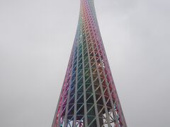 再び広州タワーに向かいます。やはり、ガスが晴れません。

広州タワーは、世界有数の高さを誇る鉄筋コンクリート製のテレビ塔。
高さは 600 m におよび、広州の成長力と野望を象徴しています。この塔は世界で最も高い建造物の 1 つ。