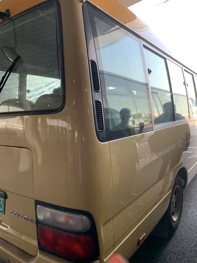 深圳航空の上級会員は専用車で搭乗口に連れて行ってくれるが、<br />飛行機が到着してからはビジネスクラス以上の人しか乗れない