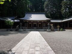 そして、15分ほどで飛騨一之宮バス停に着いた。
目指す水無神社は、バス停から歩いてすぐのところにあった。
境内は静かで、子供を連れた地元の家族が一組遊んでいた。
拝殿で旅の無事を祈願し、社務所で御朱印を頂いた。