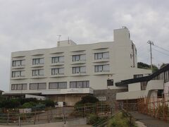 最近閉館した城ケ島京急ホテル。
今は廃墟のようになっています。
かつて城ケ島は年間２００万もの観光客が訪れたそうですが、今は寂れている雰囲気でした。