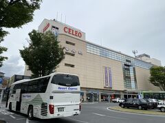 2時間20分かけて甲府駅前に到着しました。
左に写っているのが私が乗ってきたバスです。