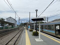 甲府から一駅の酒折駅で下車。