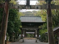 橋を渡ってすぐ右の鳥居をくぐり、潮江天満宮にお参りします。