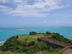 「知念岬公園」がさらに続いてます。向こうから眺める景色も凄そう。行ってみます。