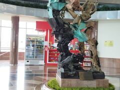 2021年４月ブルガリア旅行２の続きです。

4日目　ソフィア空港駅から地下鉄でソフィア市内へ。ソフィア繁華街にあるホテル泊　
地下鉄ソフィア空港駅入口のモニュメント
ソフィア空港駅から地下鉄でソフィア市内へ行きます。
