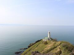 灯台を過ぎて、さらに山道を登って振り返ると、この景色。
すばらしい。