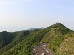 道路を挟んで反対側の丘にも行ってみます。