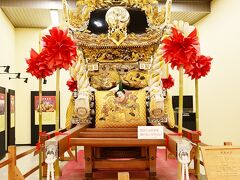 姫路駅構内に展示していました、凄い豪華な神輿「松原屋台」となっていました。