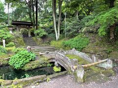 鎌倉市北鎌倉『浄智寺』エリアの石橋の写真。

小さな池があるのですが、キレイに透き通った水で感動します。

左側に「甘露の井」があります（写真には写っていません）

鎌倉十井の一つに数えられる井戸です。
蜜のように甘く、仏徳で授かる霊水で不老不死の功徳があると
言われます。（現在は飲み水として使用していません）