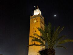 バスで中心部へ行き、まずは街のシンボル「クトゥビーヤ・モスク」へ。
塔とヤシの木、そして夜空の月がアラビアンナイトの風情を醸し出しています。