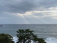 天気は薄曇りで日が差す天使のはしご