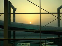 到着すると朝日が昇ってきました。工事中でターミナルは狭かったです。