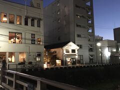 白い蔵の左が
”時代遅れの洋食屋 おきな堂です。