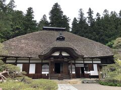 次に訪れたのは常楽寺です。天台宗寺院で北向観音の本坊です。
階段を上がると本堂の丸みを帯びた茅葺屋根の大きさと美しさに惹かれました。本堂内に花や楽器が色鮮やかに描かれている格子天井があり、脇間の襖の水墨画も見どころです。
