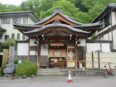 朝食後、旅館の自転車を借りて外湯の石湯に行きました。入口に唐破風を持つ堂々とした構えの温泉施設で、脱衣場は狭く洗い場は４つあり、湯舟は大きな石が積まれています。建物入口を入るとすぐ受付になっていて、数段の階段を下りたところに脱衣場が用意されています。真田幸村公隠しに湯としても知られていて、建物横の標石には池波正太郎による文字が刻まれています。
