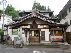 妻は旅館近くの大湯に行きました。木曽義仲ゆかりの葵の湯の石碑が立っていました。脱衣所は広く、内湯と露天風呂があります。地元の人たちが朝から入りに来ていました。露天風呂はややぬるめで、内湯は丁度いい熱さだったようです。画像は前日夕方の大湯です。
