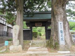 次に龍光院へ寄りました。バス道路に面して茅葺屋根の黒門があり、階段の参道が駐車場までのびています。
