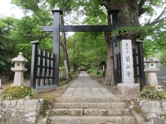 次に前山寺へ行きました。８１２年空海が護摩修行の霊場として開創されたと伝えられている真言宗寺院です。有名寺院だけあって観光客が訪れていました。
