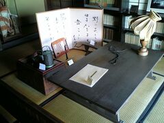 続いては「おのみち文学の館」
尾道ゆかりの文学者の展示があります。もちろん目玉は林芙美子。
ここの館の方から「どこから来られましたか？」と尋ねられ、「福岡からです」というと、「芙美子の故郷からですね」と言われました。
そう、林芙美子は下関出身といわれていますが、実は北九州・門司の小森江の出身なのです。そんなことや、尾道時代の芙美子の生活等、30分あまりも話しこんでいました。