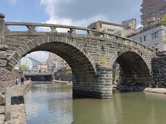 眼鏡橋
寛永11年（1634年）に架けられた日本初の石造りアーチ橋。
中島川という市内を流れる小川に眼鏡橋をはじめとして立派な石橋が並びます。
