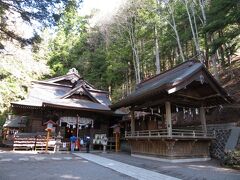 麓にある新倉冨士浅間神社の本殿と神楽殿。