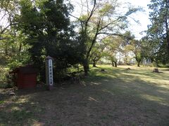 神社周辺は広大に広場になっており、この辺りにかつて城が建っていたようだ。しかし、現在はその面影はほとんどない。