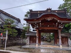 白壁の土蔵街を歩いて行くと立派なお寺が。
本光寺tのこと、但し、本堂は閉ざされていてひっそりしています。
今回の旅の安全をお願いしておきました。
イレギュラーだった古川の町を後に高山に向います。
