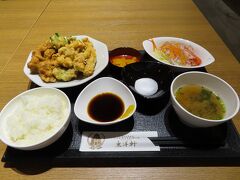 別府駅から徒歩8分程にあるトキハ別府店の
地下1階のフードコートにあるレストラン東洋軒にて

別府とり天食べ比べセット（1,210円税込み）
を食べました。

