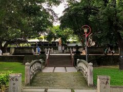 今度は台中公園にやって来ました。
像が置かれている場所には台中神社の本殿があったそうです。
参道だけが往時のままです。