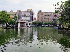 1903年の日本統治時代に整備された公園で
奥に見える建物は湖心亭です。
ボランティアガイドツアーが行われているので
近くで説明を聴いてみます。