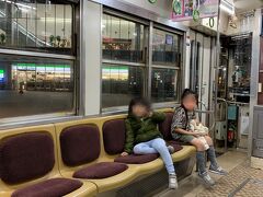 食後、お腹を壊したパパはホテルに戻り、私と子どもで夜桜の花見へ。
福井駅から足羽川まで歩ける距離だけど、子ども達の希望で往路だけ福井鉄道の路面電車に乗ります＾＾　貸切状態