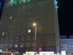 今日は福井駅前の東横インに泊まります。徒歩1分。1泊ツイン9,300円　（12歳まで添い寝無料）駐車場500円
2階の窓から子どもがのぞいてます。