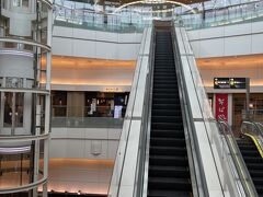 羽田空港、ガラガラです～～
お店もクローズしてる所も有り本当に静か

早く戻ると良いですね
切に願います！

