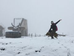 シーニック＝ウォーキングのはずが、上り着くとそこはなんと銀世界。今シーズンの初雪に遭遇で、急きょ雪遊びに変更しました。これはこれで良いサプライズです。だいたい全てやりきり満足です。
