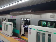 千代田線をおります。